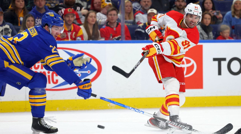 Kalgari "Flames" uzbrucējs Nazems Kadri veicot metienu spēlē pret Bufalo "Sabres". Foto: Timothy T. Ludwig/USA Today Sports/Scanpix