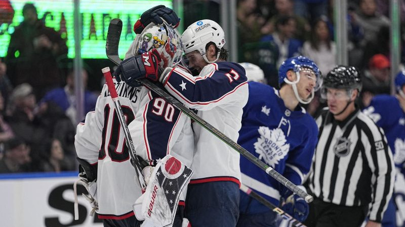 Elvis Merzlikins un Endrū Pīkī pēc uzvarētās spēles. Foto. USA Sports Today. Scanpix