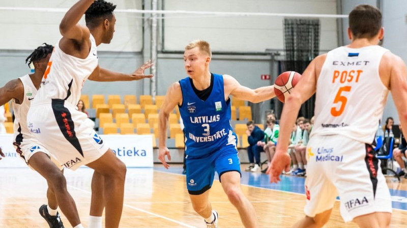 Toms Skuja ar bumbu spēlē pret "Viimsi/Sportland". Foto: Māris Greidāns