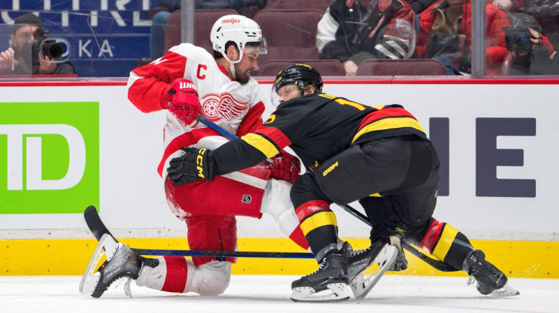 Detroitas "Red Wings" kapteinis Dilans Larkins cīņā pret Vankūveras "Canucks". Foto: Bob Frid/USA Today Sports/Scanpix