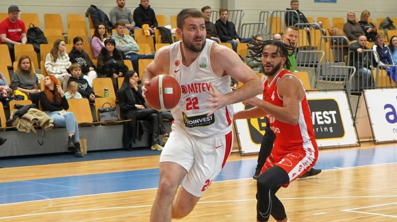 Slobožanskes "Prometey" basketbolists Vjačeslavs Petrovs ar bumbu. Foto: prometeybc.com