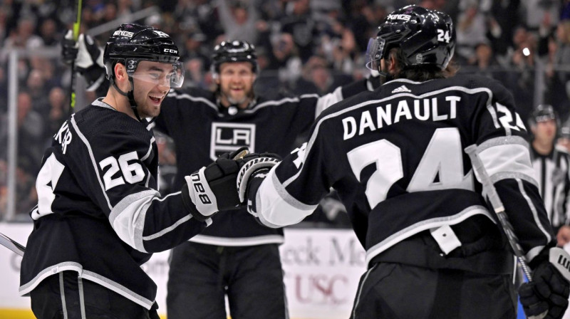 Losandželosas "Kings" hokejisti Šons Vokers un Filīps Dano svinot vārtu guvumu. Foto: Alex Gallardo/AP/Scanpix