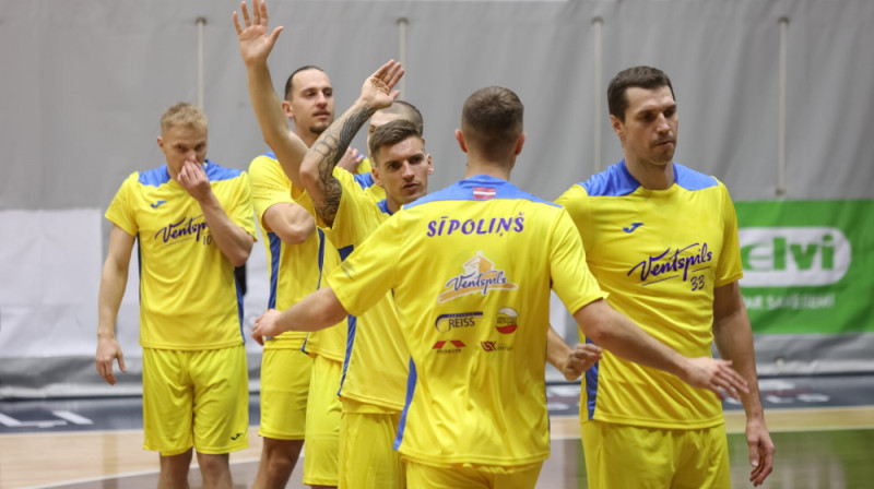 Edmunds Elksnis un "Ventspils" basketbolisti. Foto: Ģirts Gertsons