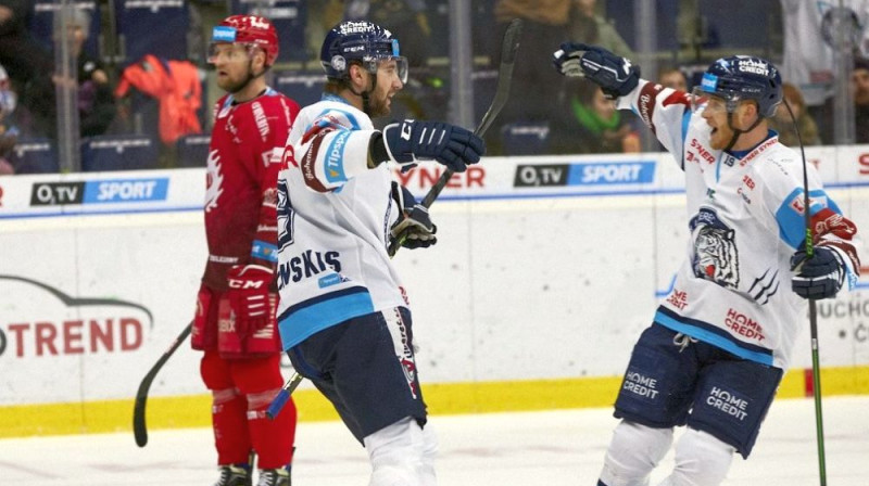 Uvis Jānis Balinskis (pa kreisi) svinot vārtu guvumu. Foto: Jiří Princ/hcbilitygri.cz