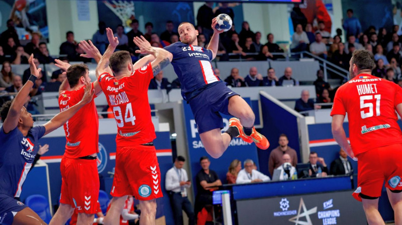 Parīzes "Saint-Germain" ungāru handbolists Dominiks Mātē metiena veikšanas brīdī. Foto: PSG Handball