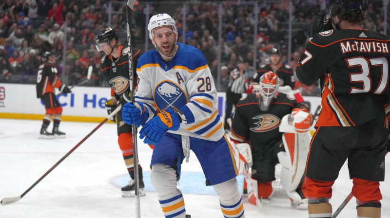 Zemgus Girgensons spēlē pret Anaheimas "Ducks". Foto: Kirby Lee/USA Today Sports/Scanpix