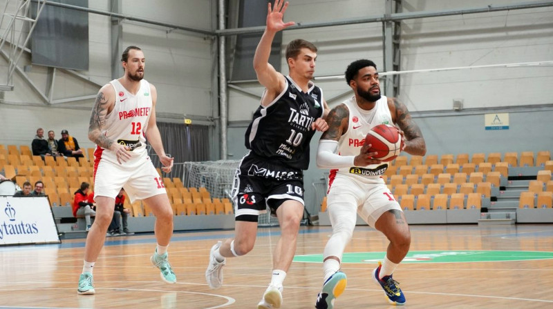 Slobožanskes "Prometey" basketbolisti Dīdžejs Kenedijs (Nr. 17) un Ondržejs Balvins (Nr. 12) spēlē pret "Tartu Ülikool". Foto: prometeybc.com