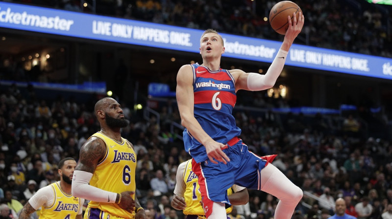 Kristaps Porziņģis un Lebrons Džeimss 2022. gada 19. martā. Foto: AP/Scanpix