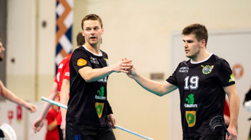 Artis Raitums (#21) un Toms Akmeņlauks (#19) (Talsu NSS/Krauzers). Foto: floorball.lv