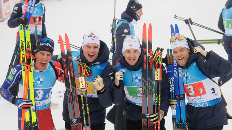 Francijas stafetes komandas biatlonisti (no kreisās): Kantēns Fijons-Majē, Emiljēns Žaklēns, Fabjēns Klods un Antonins Gigonā. Foto: Ronald Wittek/Reuters/Scanpix
