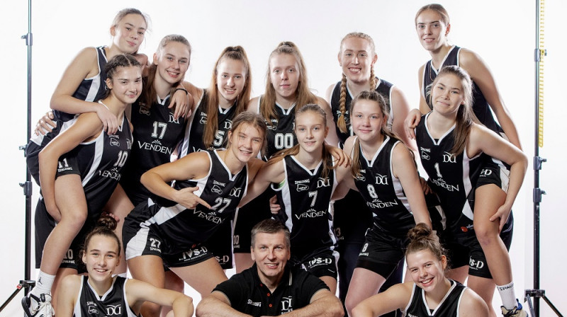 Guntis Endzels un Daugavpils basketbolistes. Foto: Daugavpils sieviešu basketbols