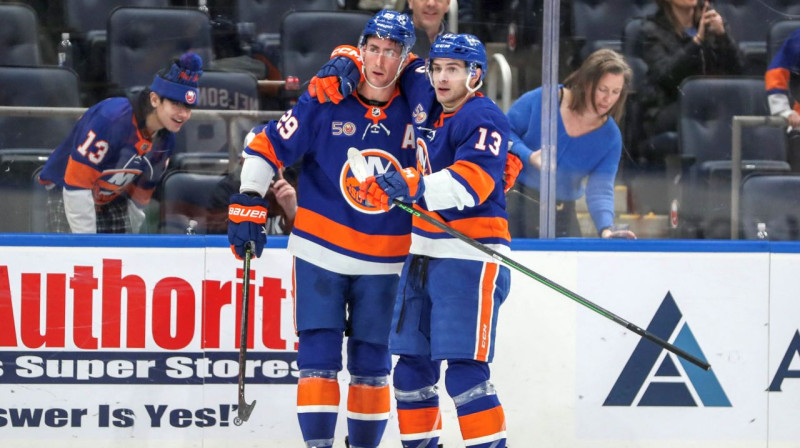 Ņujorkas "Islanders" uzbrucēji Broks Nelsons un Metjū Barzals pēc vārtu guvuma. Foto: Wendell Cruz/USA Today Sports/Scanpix