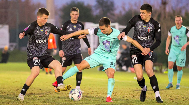 Renārs Varslavāns Rivnes "Veres" futbolistu ielenkumā. Foto: Valmiera FC