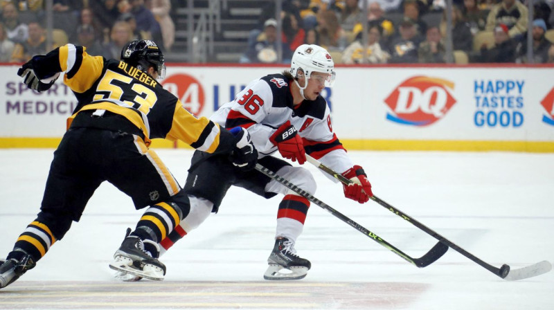 Ņūdžersijas "Devils" uzbrucējs Džeks Hjūzs apspēlē Teodoru Bļugeru. Foto: Charles LeClaire/USA Today Sports/Scanpix