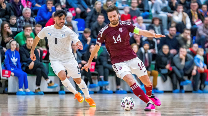 Latvijas valstsvienības telpu futbolists Germans Matjušenko ar bumbu. Foto: LFF