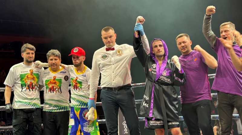 Artjoms Ramlavs ar komandu (pa labi) pēc uzvaras. Foto: balticevents.info/LNK Boxing