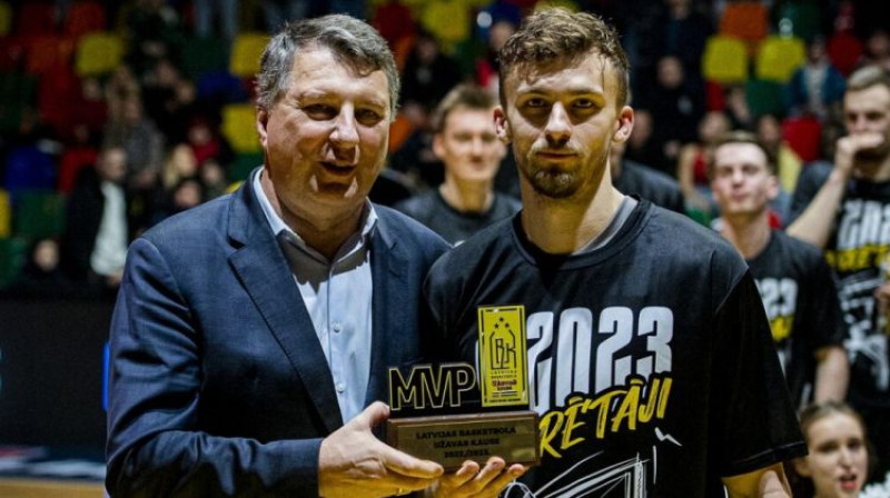 Kristers Zoriks ar balvu. Foto: basket.lv