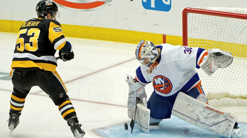 Ņujorkas "Islanders" vārtsargs Iļja Sorokins pēc Teodora Bļugera izgājiena atvairīšanas. Foto: Matt Freed/AP/Scanpix