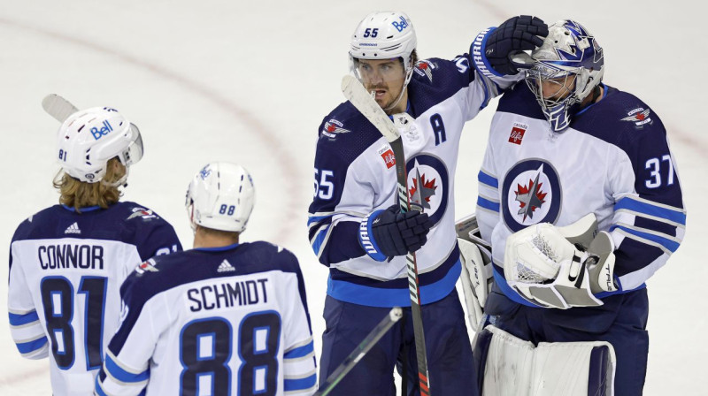 Vinipegas "Jets" hokejisti Marks Šaiflī (Nr. 55), vārtsargs Konors Helebaks, Kails Konors un Neits Šmits pēc panākuma Ņujorkā. Foto: Adam Hunger/AP/Scanpix