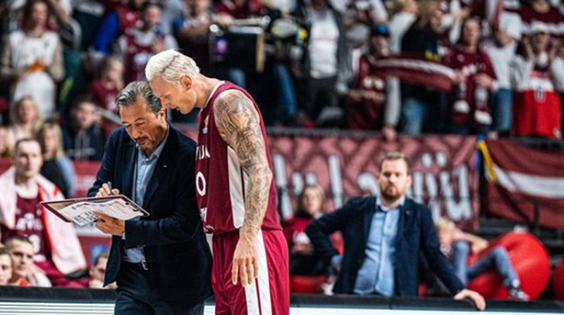 Luka Banki un Jānis Timma. Foto: FIBA