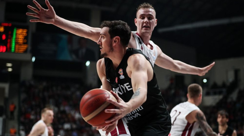 Anžejs Pasečņiks aizsardzībā. Foto: FIBA