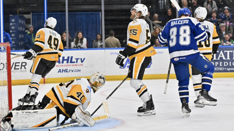 Rūdolfs Balcers no vārtu priekšas raidīja ripu "Penguins" vārtos. Foto: Syracuse Crunch