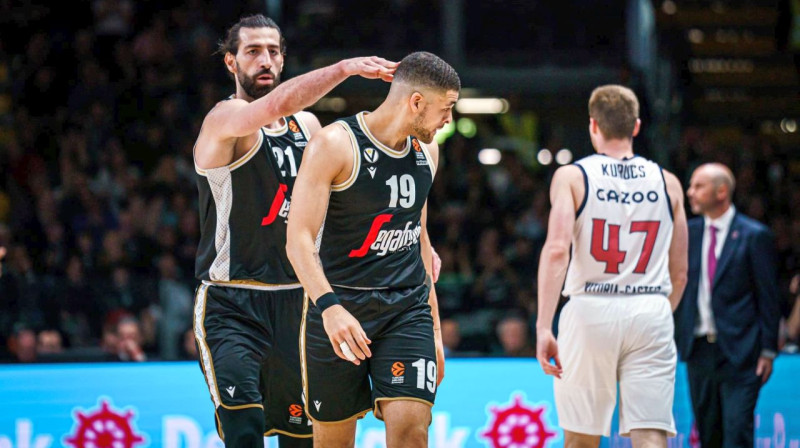 Boloņas "Virtus" basketbolisti Gabriels Lundbergs (Nr. 19) un Tornike Šengelija (Nr. 21). Foto: Virtus Segafredo Bologna