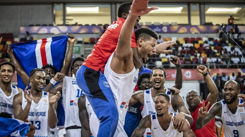 Valters Tavaress un Kaboverdes valstsvienības basketbolisti. Foto: FIBA