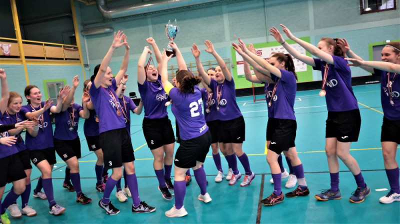 Rīgas "NND/RJTC" jūsmo par izcīnīto kausu. Foto: Ritvars Raits, floorball.lv