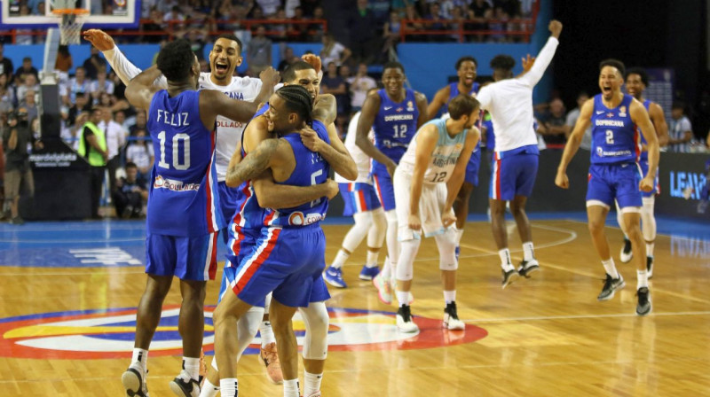 Dominikānas valstsvienības basketbolisti pēc uzvaras Argentīnā. Foto: Vicente Robles/AFP/Scanpix