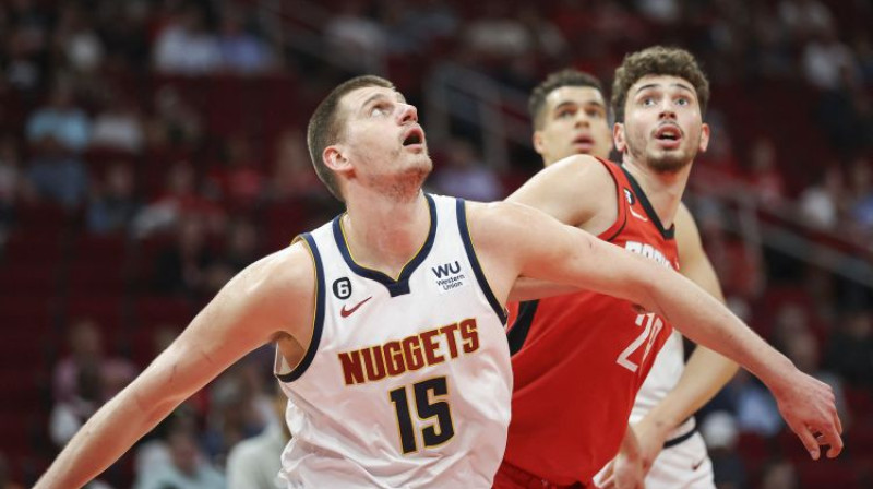 Nikola Jokičs pret Alperenu Šenginu. Foto: USA Today Sports/Scanpix