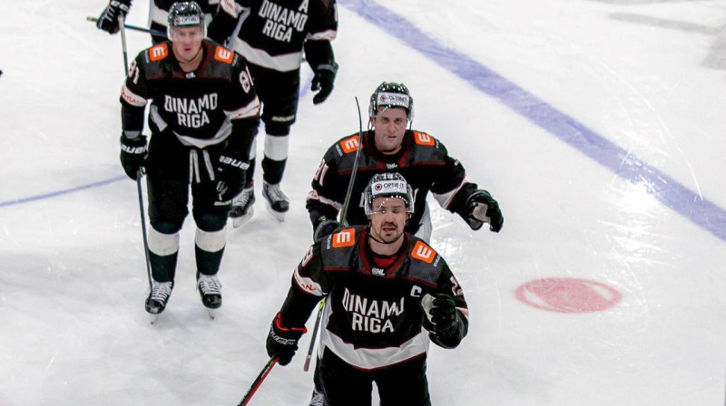 Rīgas "Dinamo" hokejisti Miķelis Rēdlihs, Kirils Tambijevs un Georgijs Pujacs. Foto: Agris Bricis