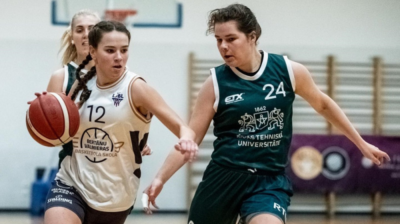 Marta Ploriņa un Ieva Baumane. Foto: Bertānu Valmieras basketbola skola