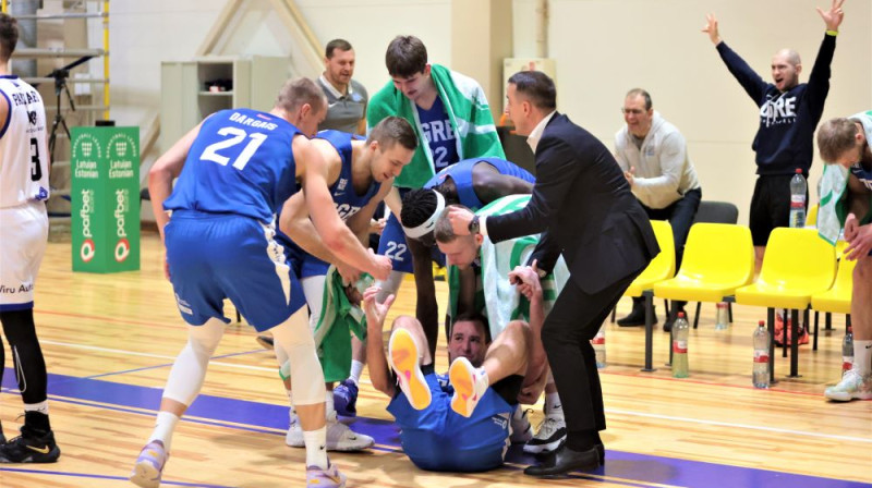 Ogrēnietis Uģis Pinete trāpījis neticamu tālmetienu un vēl nopelnīja tiesības izpildīt soda metienu. Foto: Ritvars Raits