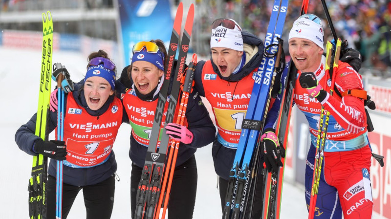 Francijas jauktās stafetes komanda Pasaules kausa posmā Novo Mesto (no kreisās): Lū Žanmono, Karolīna Kolombo, Ēriks Pero un Fabjēns Klods. Foto: Martin Divišek/EPA/Scanpix