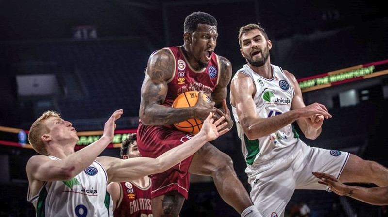 Stambulas "Galatasaray" basketbolists Dilans Eliss ar bumbu cīņā pret Malagas "Unicaja". Foto: FIBA