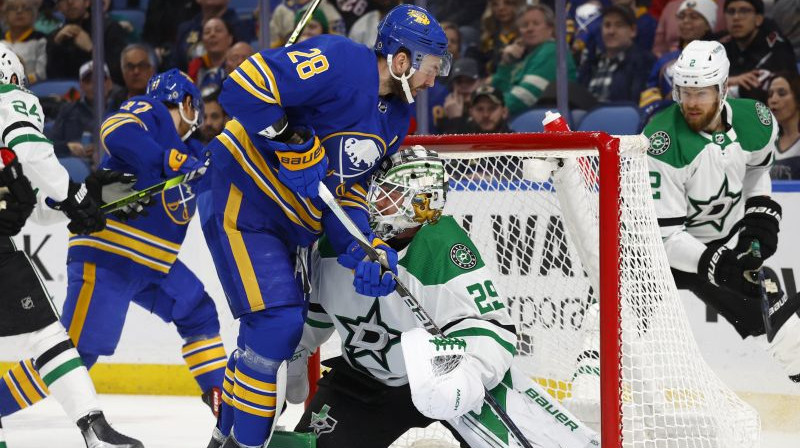 Zemgus Girgensons pie pretinieku vārtiem. Foto. AP.Scanpix