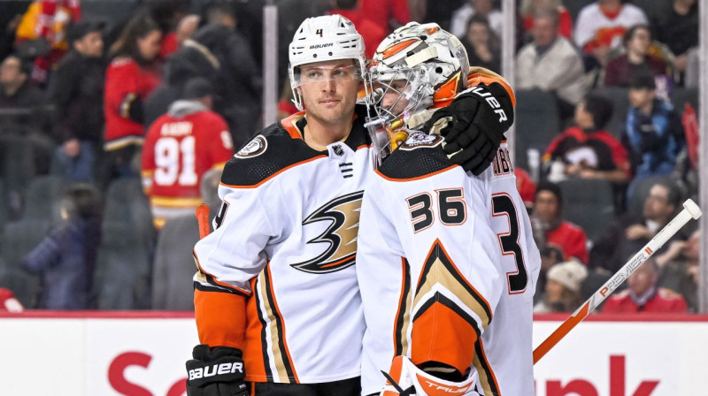 Anaheimas "Ducks" vārtsargs Džons Gibsons ar aizsargu Kemu Fauleru. Foto: Brett Holmes/USA Today Sports/Scanpix