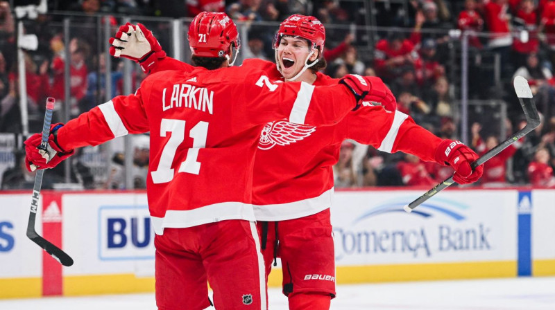 Detroitas "Red Wings" hokejisti Dilans Larkins un Morics Zaiders, atzīmējot vārtu guvumu. Foto: Tim Fuller/USA Today Sports/Scanpix