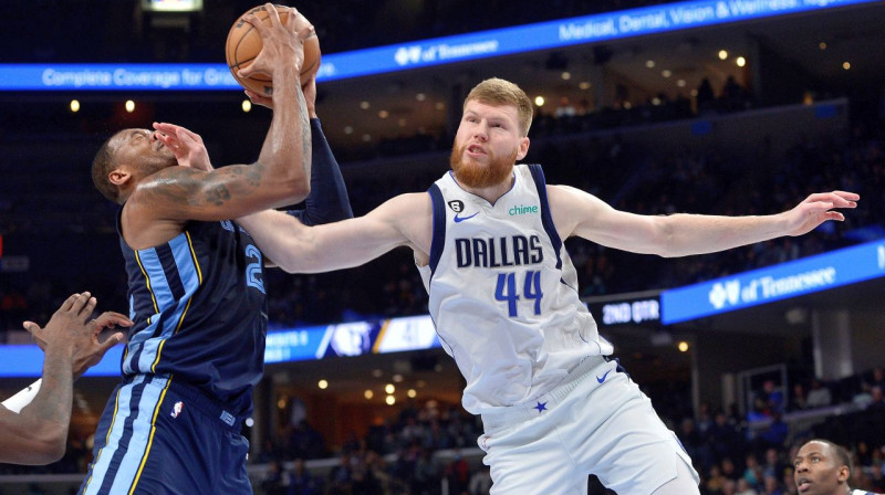 Dāvis Bertāns cīņā pret Memfisas "Grizzlies". Foto: Brandon Dill/AP/Scanpix