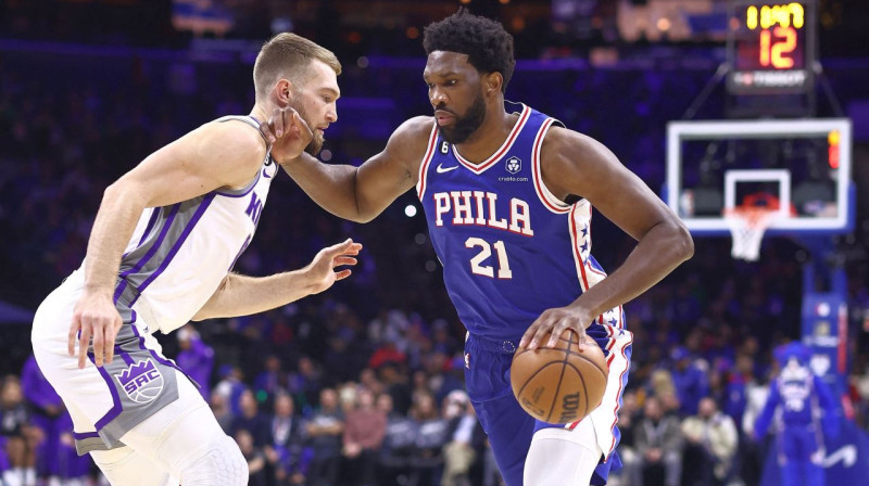 Domants Sabonis un Džoels Embīds. Foto: Tim Nwachukwu/AFP/Scanpix