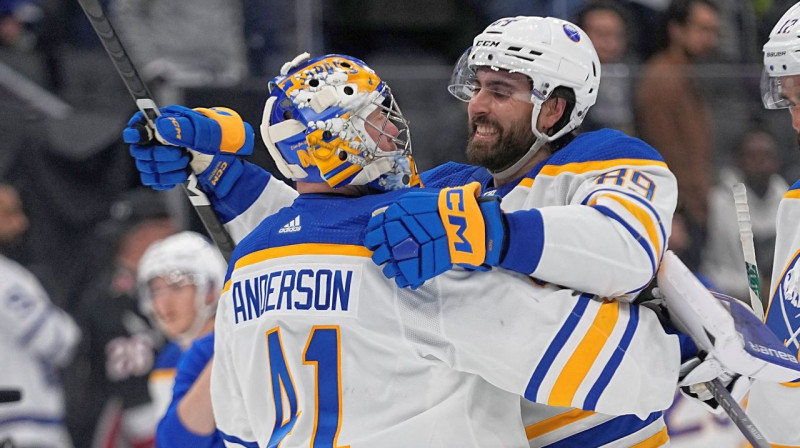 Bufalo "Sabres" uzbrucējs Alekss Taks un vārtsargs Kreigs Andersons. Foto: John E. Sokolowski/USA Today Sports/Scanpix