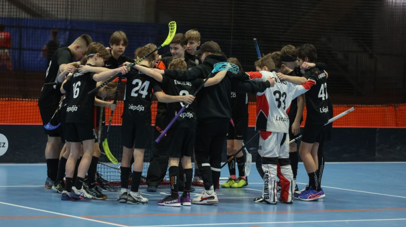 "Kurši" līksmo par uzvaru un tikšanu pusfinālā, Foto: Ģirts Gertsons, Floorball.lv