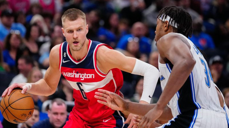 Kristaps Porziņģis un Orlando komandas centra spēlētājs Vendels Kārters. Foto. USA Sports Today. Scanpix