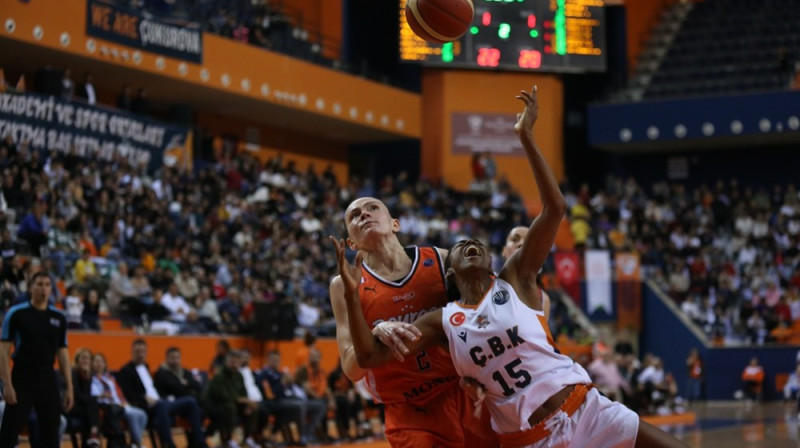 Anete Šteinberga un Azerbaidžānas pilsone Tifānija Heiza 2023. gada 22. martā. Foto: EuroLeague Women