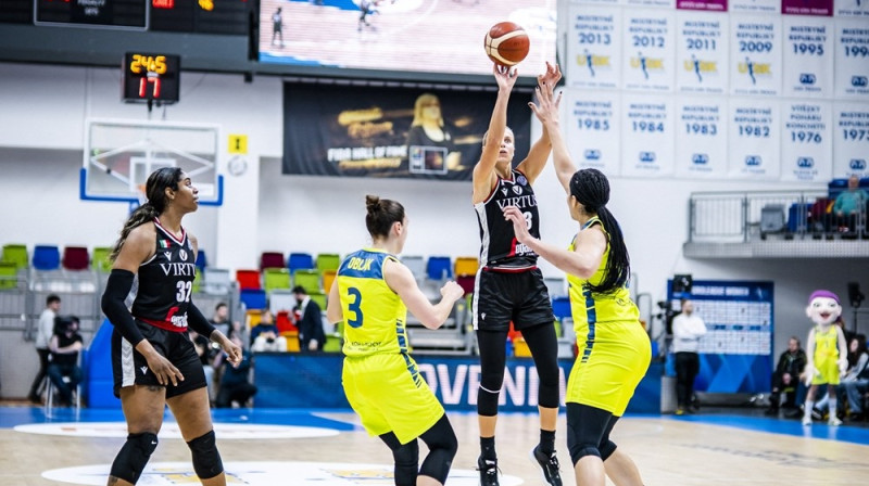 Kitija Laksa izbraukuma spēlē Prāgā. Foto: EuroLeague Women