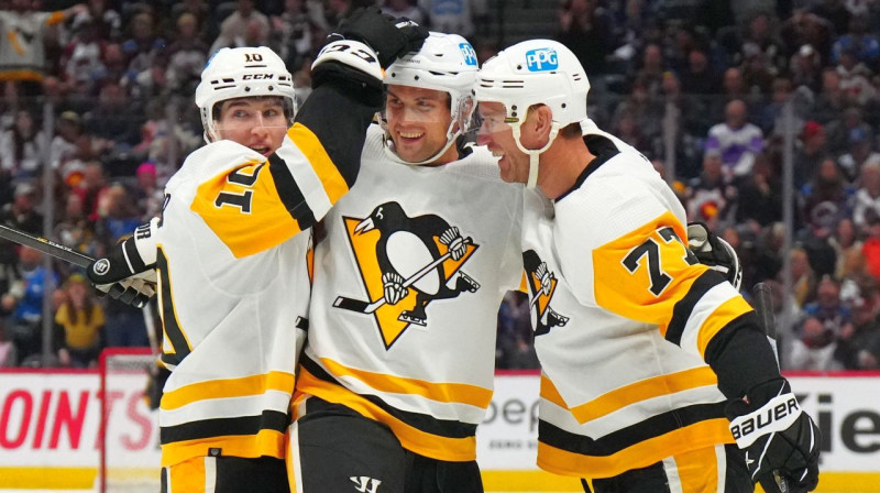 Pitsburgas "Penguins" hokejisti pēc vārtu guvuma. Foto: Ron Chenoy/USA Today Sports/Scanpix