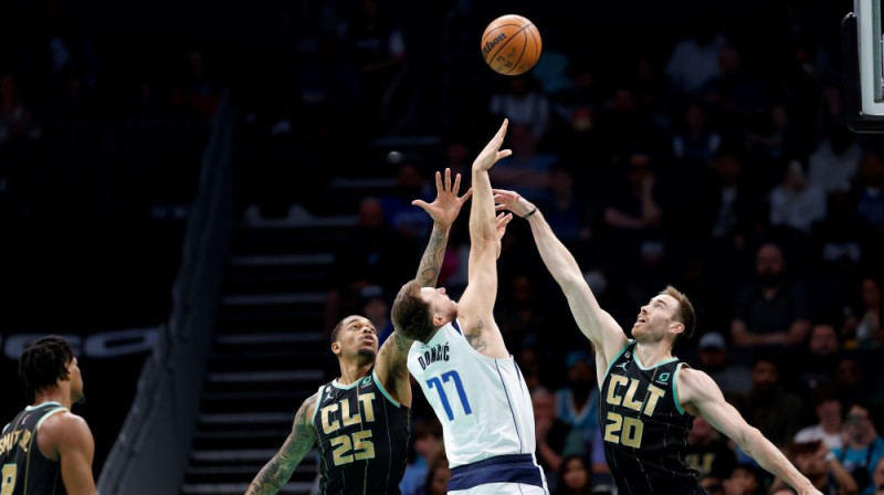 Luka Dončičs pret Gordonu Heivordu. Foto: AP/Scanpix