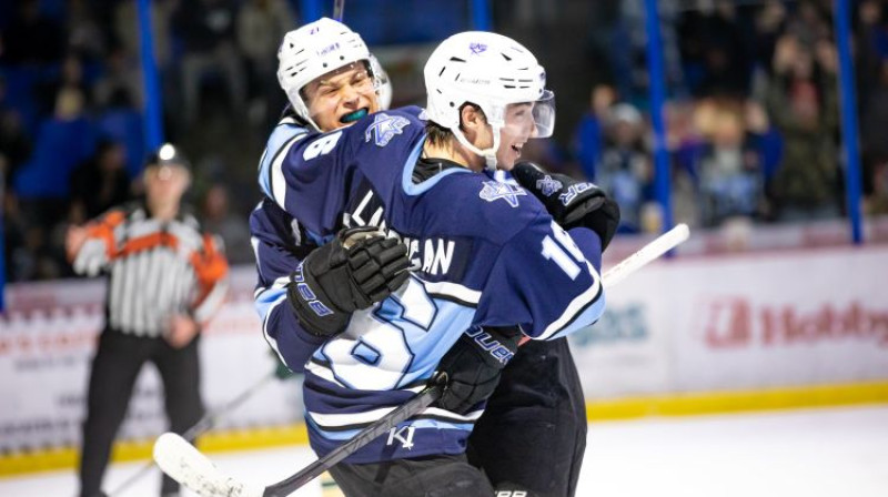 Klāvs Veinbergs (#27) tiek sveikts ar vārtu guvumu. Foto: Lincoln Stars