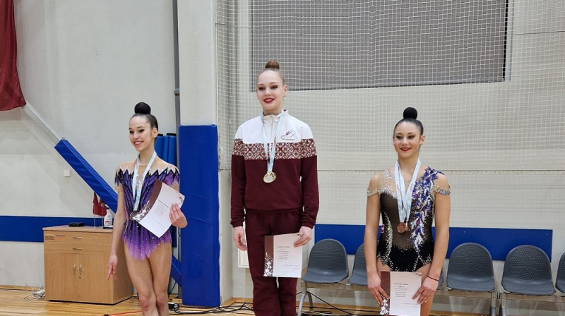 Pirmo trīs vietu ieguvējas. Foto: Liepājas Kompleksā sporta skola.